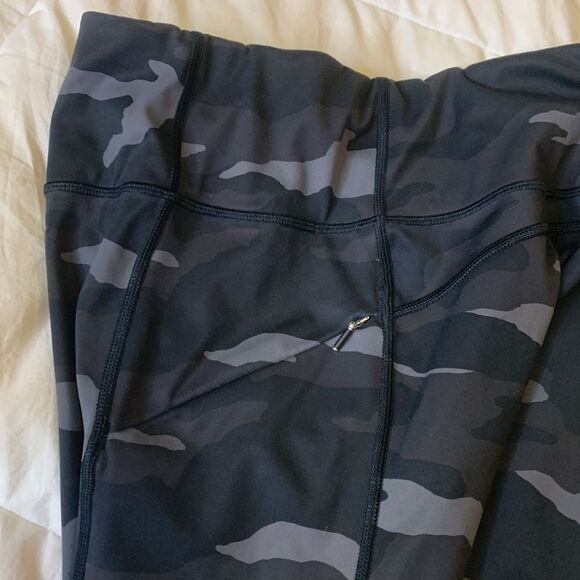 Athleta stash pockets, Black Camouflage Leggings, small - Picture 3 of 12